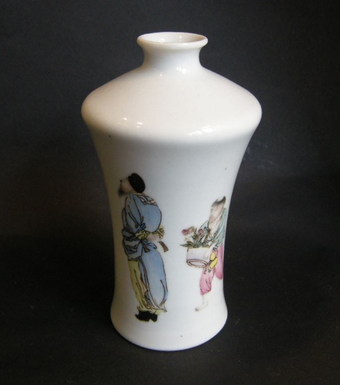 Porcelain vase decorated with two figures and caligraphy -Republic period | MasterArt